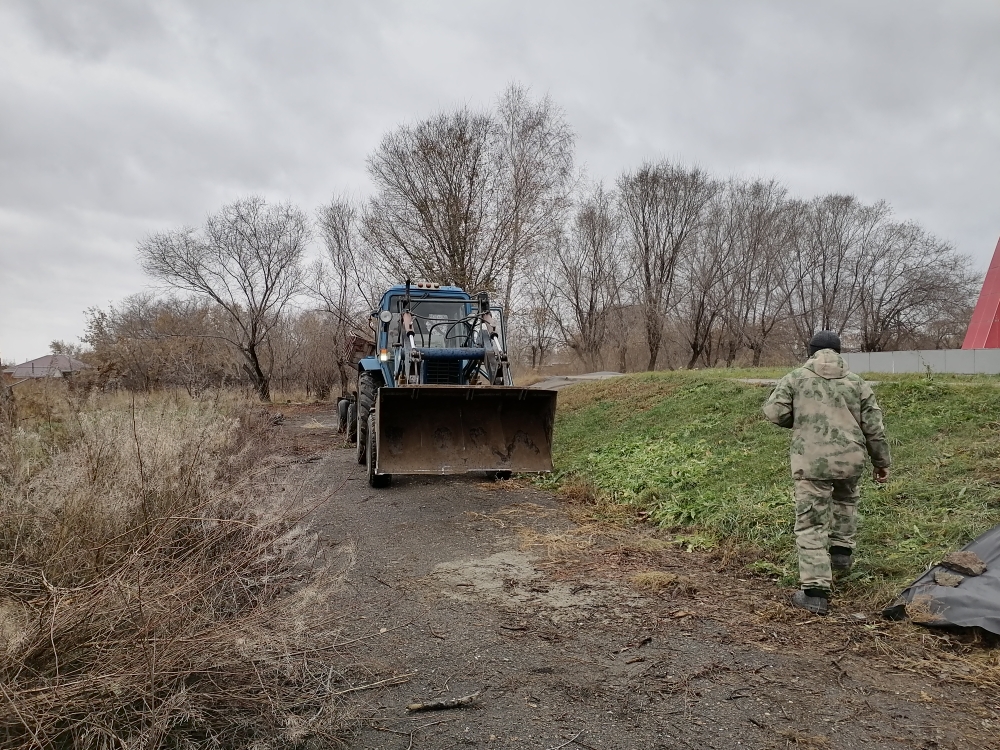 Субботник на памятнике воинам, землякам, погибшим в годы Великой отечественной войны 1941-1945 гг..